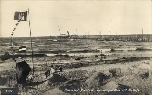 Ak Ostseebad Arendsee Kühlungsborn, Landungsbrücke mit Dampfer