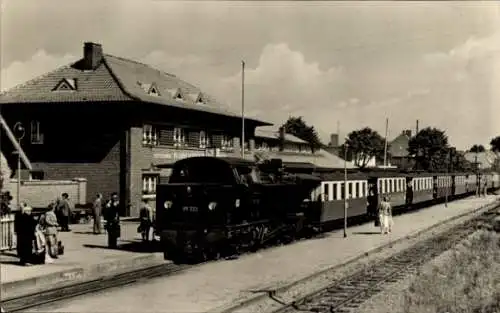 Ak Ostseebad Kühlungsborn, Bahnhof Ost, Gleisseite, Eisenbahn Molli, Dampflok