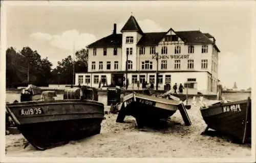 Ak Ostseebad Kühlungsborn, FDJ-Heim Jochen Weigert, Strand, Boote an Land, Strandkörbe