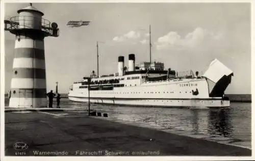 Ak Ostseebad Warnemünde, Fährschiff Schwerin läuft ein, Leuchtturm