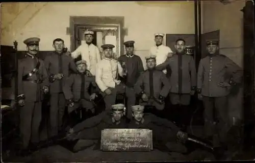 Foto Ak Colmar Kolmar Elsass Haut Rhin, Deutsche Soldaten in Uniformen, I WK