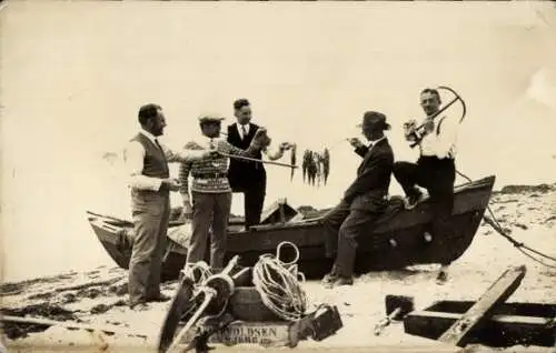 Foto Ak Männer mit gefangenen Fischen am Strand, Ruderboot