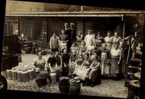 Foto Ak Molkerei, Gruppenaufnahme von Männern und Frauen, Milchkannen