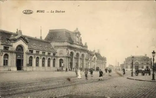 Ak Mons Wallonien Hennegau, La Station, Blick auf den Bahnhof, Straßenseite