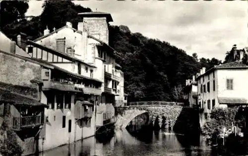 Ak Saint Jean Pied de Port Pyrénées Atlantiques, Vieilles Maisons sur la Nive