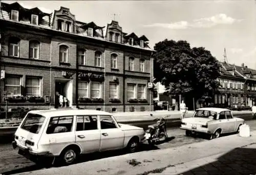 Ak Hasselfelde Oberharz am Brocken, FDGB Ferienheim, Zur Krone, Wartburg Auto