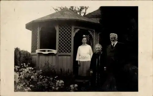 Ak Veilsdorf in Thüringen, Gruppenbild, 2 Frauen, Mann