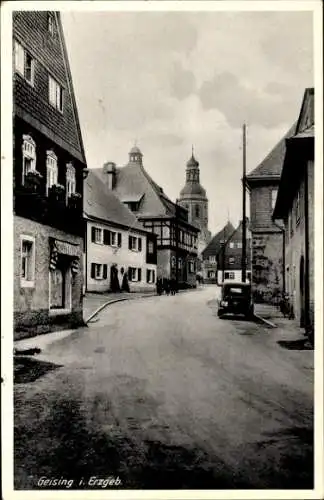 Ak Geising Altenberg Erzgebirge, Straßenpartie mit Blick zur Kirche, Anwohner, Auto