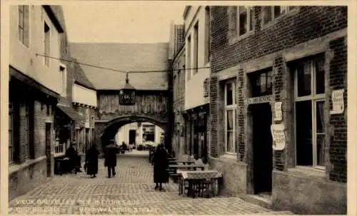 Ak Brüssel Belgien, Altstadt, Blick in eine alte Strasse