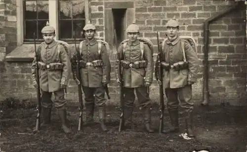 Foto Ak Deutsche Soldaten in Uniformen, Bajonette, I WK