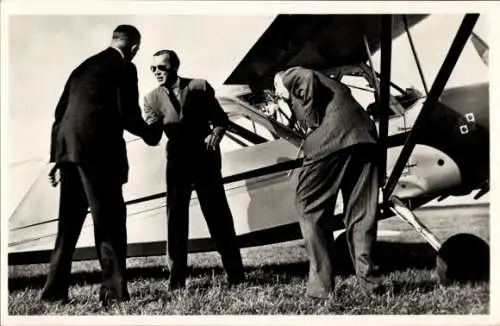 Ak Prinz Bernhard der Niederlande vor einem Sportflugzeug