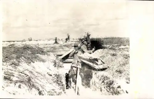 Foto Ak Deutsche Soldaten in Uniformen im Schützengraben, Fernrohr