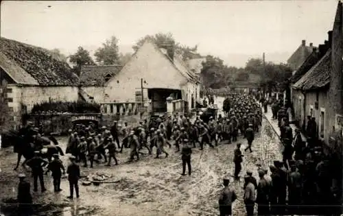 Foto Deutsche Soldaten in Uniformen und Kriegsgefangene, I WK