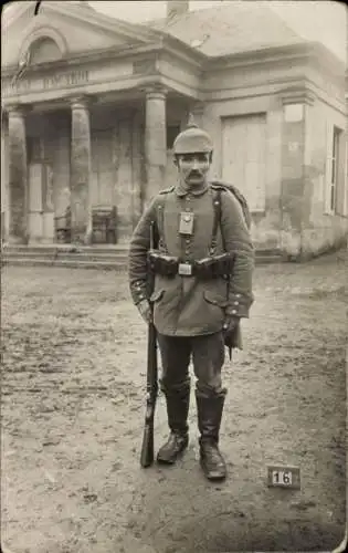 Foto Ak Deutscher Soldat in Uniform, Standportrait, I WK