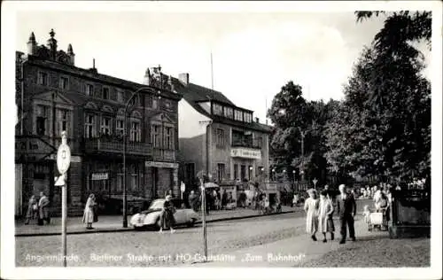 Ak Angermünde in der Uckermark, Berliner Straße mit HO Gaststätte Zum Bahnhof, Auto