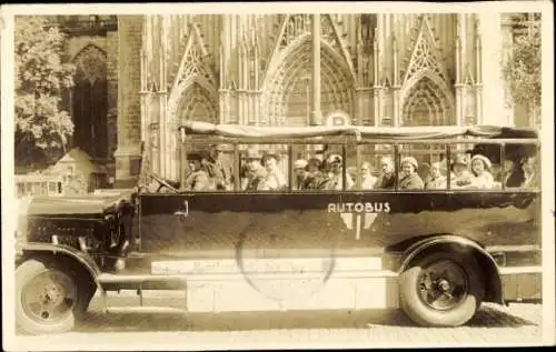 Foto Ak Köln am Rhein, Autobus vor dem Dom, Stadtrundfahrt