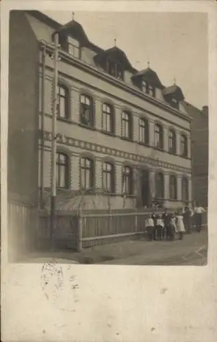 Foto Ak Bernsdorf in Sachsen?, Wohnhaus, Kinder