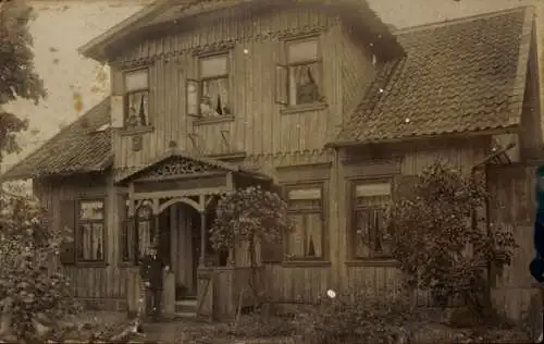 Foto Ak Clausthal Zellerfeld im Oberharz, Wohnhaus, Mann, Garten