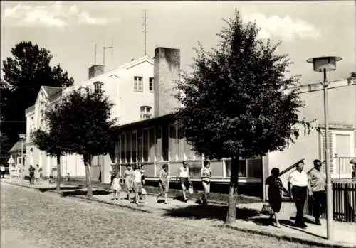 Ak Feldberg in Mecklenburg, FDGB Erholungsheim Freundschaft, Passanten