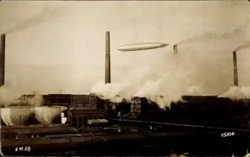 Foto Ak Bitterfeld in Sachsen Anhalt, Zeppelin LZ 127 über den Leuna Werken