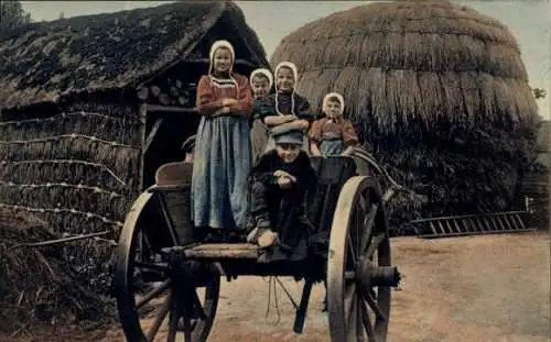 Ak Niederlande, Kinder in Tracht, nach getaner Arbeit