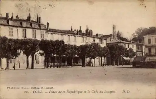 Ak Toul Lothringen Meurthe et Moselle, Blick auf den Place de la Republique, Cafe du Bosquet