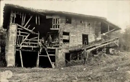 Foto Ak Frankreich, Zerstörtes Gebäude, Soldaten