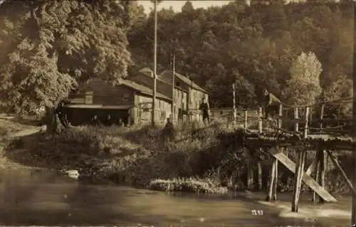 Foto Ak Frankreich, Wohnhäuser, Fluss, Brücke