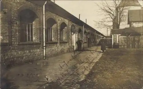 Foto Ak Frankreich, Straße, Gebäude, Soldaten, I. WK