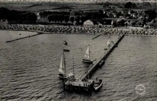 Ak Ostseebad Grömitz in Holstein, Luftbild, Anlegebrücke, Strand