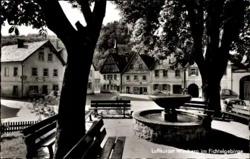 Ak Wirsberg im Fichtelgebirge, Teilansicht, Brunnen