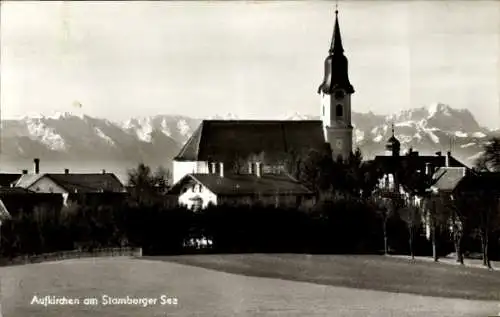 Ak Aufkirchen Berg am Starnberger See, Kirche, Berge im Hintergrund