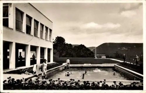 Ak Bad Urach in der Schwäbischen Alb Württemberg, Ferienheim für Handel und Industrie, Freibad