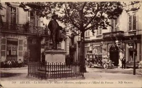 Ak Arles Bouches du Rhône, Die Statue von F. Mistral, Hotel du Forum