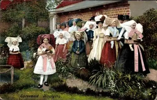 Ak Spreewald, Kirchgang, Frauen in Spreewälder Tracht