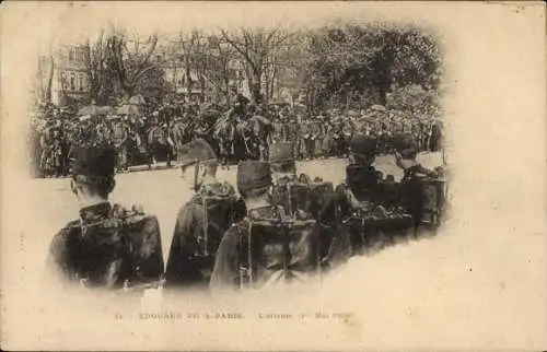 Ak Besuch von König Eduard VII in Paris 1903, Soldaten säumen die Strecke