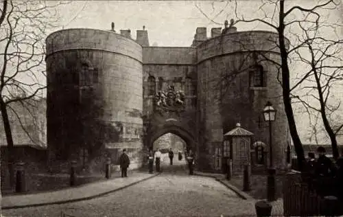 Ak London City England, Tower of London, Mittlerer Turm