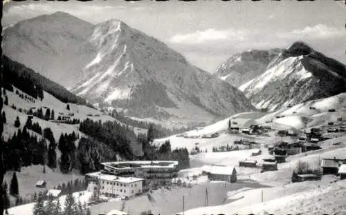 Ak Hirschegg Mittelberg im Kleinwalsertal Vorarlberg, Winteransicht, Elferkopf, Zwölferkopf