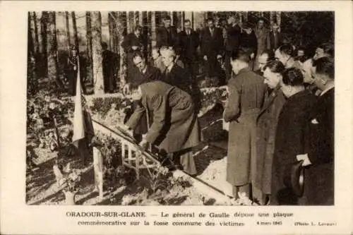 Ak Oradour sur Glane Haute Vienne, General de Gaulle platziert 1945 eine Gedenktafel