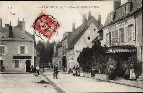 Ak La Guerche Cher, Place du marché, côte Nord, Grand Cafe, cycliste