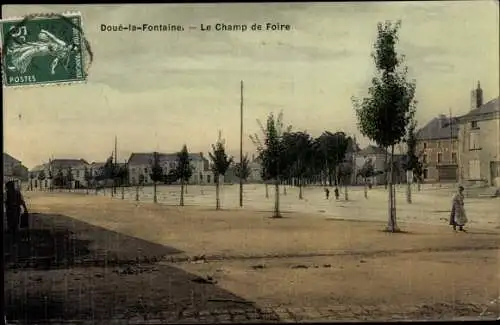 Ak Doué la Fontaine Maine et Loire, Le Champ de Foire