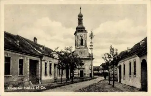 Ak Obritz Hadres in Niederösterreich, Straßenpartie mit Blick zur Kirche