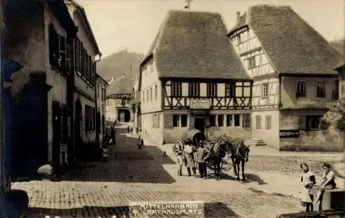 Foto Ak Mittelhambach Hambach Neustadt an der Weinstraße, Rathausplatz, Fachwerkhäuser, Fuhrwerk