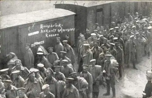 Ak Königsbrück in der Oberlausitz, Kriegsgefangene Russen, Ankunft am Bahnhof