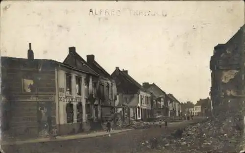 Foto Ak Frankreich, Elsass, Straße, zerstörte Gebäude