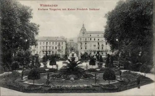 Ak Wiesbaden in Hessen, Kurhaus Vorgarten, Kaiser Friedrich Denkmal