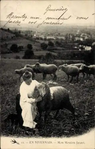 Ak Französische Tracht, Bauernmädchen, Schafe, Feld