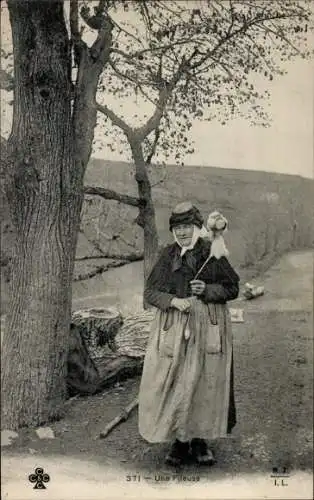 Ak Auvergne, A Spinner, Volkstracht