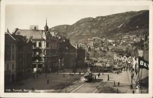 Ak Torvet Bergen Norwegen, Stadtansicht, Straßenbahn, Passanten