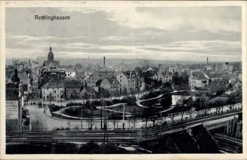 Ak Recklinghausen im Ruhrgebiet, Gesamtansicht, Bahnstrecke, Park, Bahnhofs-Hotel